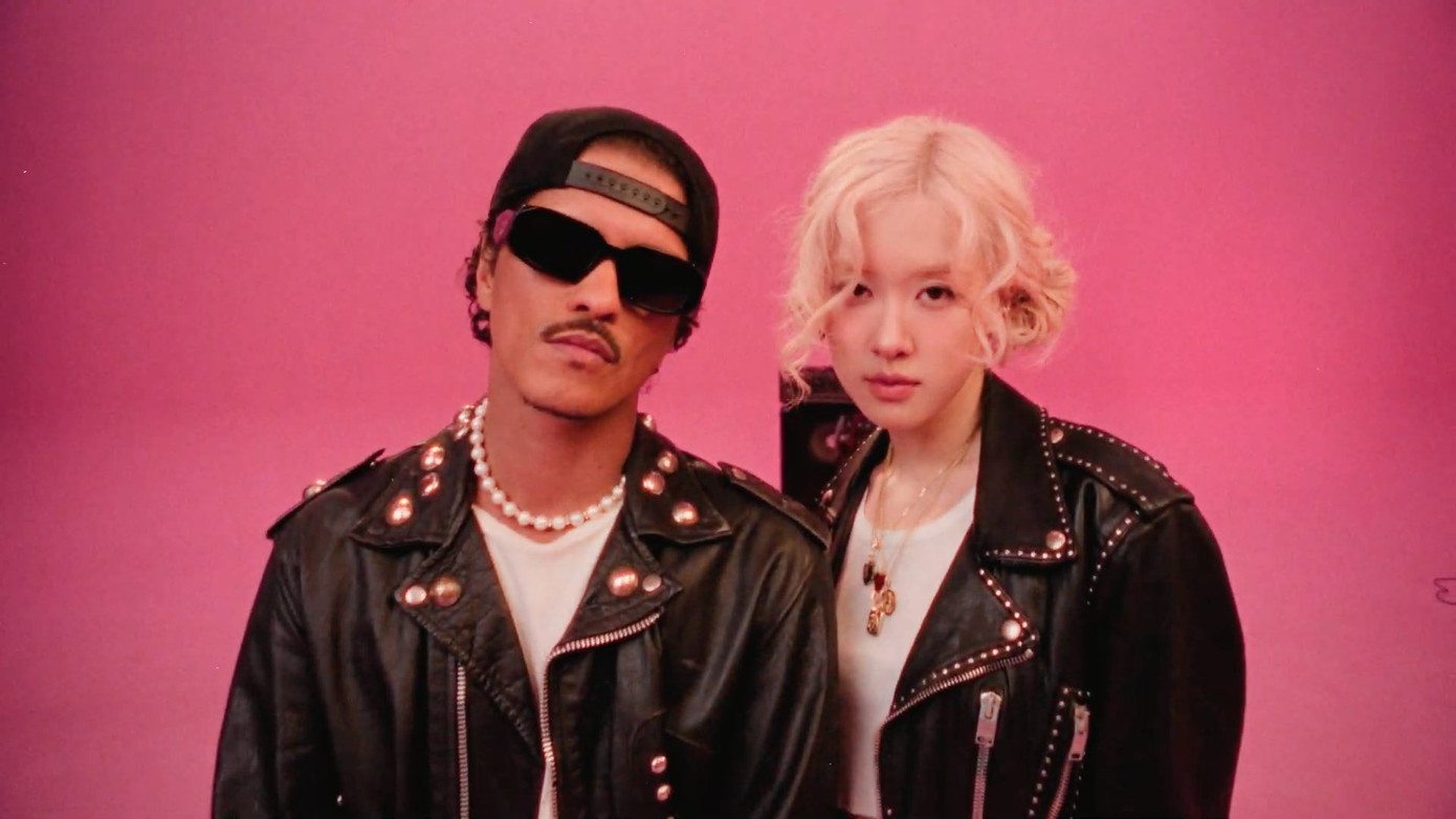 Chuyên trang phê bình NME chấm 5 sao, nhận định: "APT. là phần giới thiệu hoàn hảo cho chương mới của Rosé." Chuyên trang phê bình NME chấm 5 sao, nhận định: "APT. là phần giới thiệu hoàn hảo cho chương mới của Rosé."