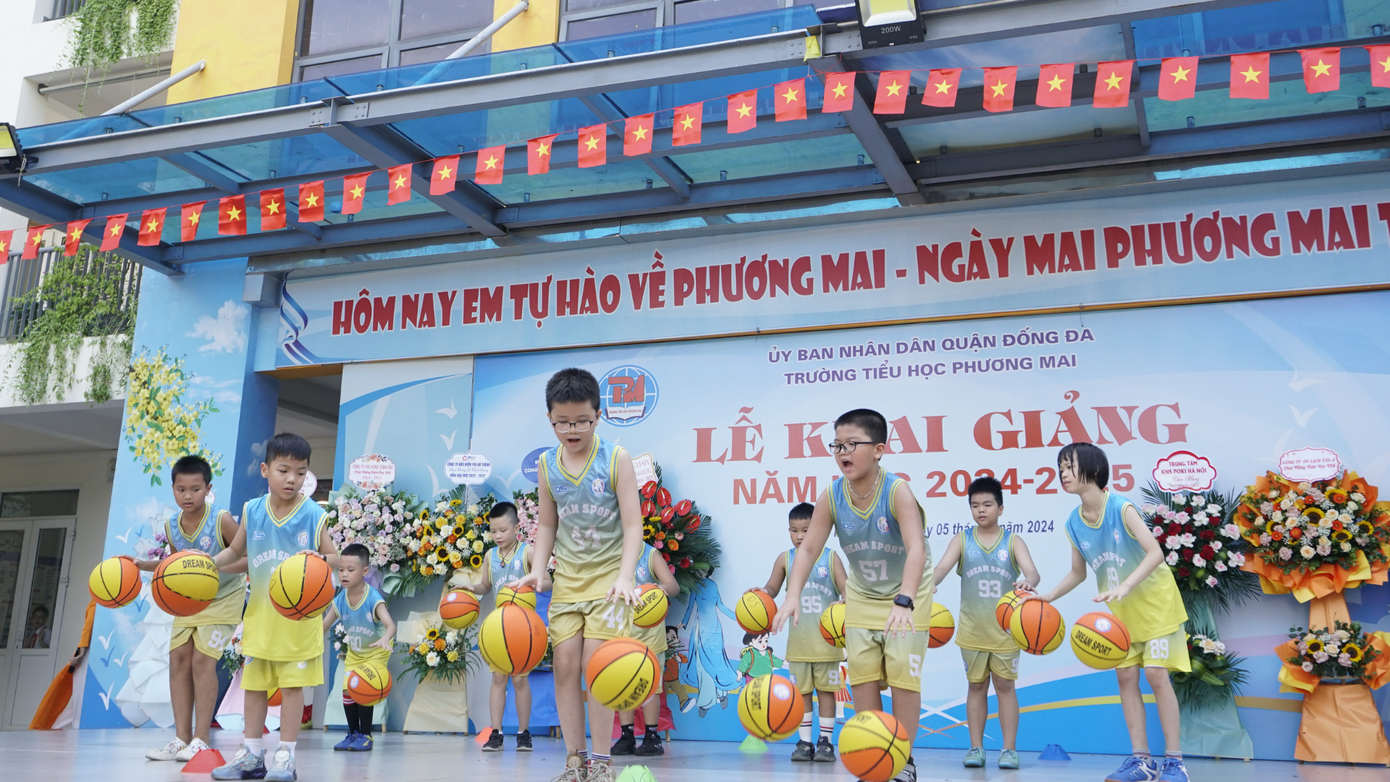 Các bạn nam cực cool trong phần đồng diễn bóng rổ.