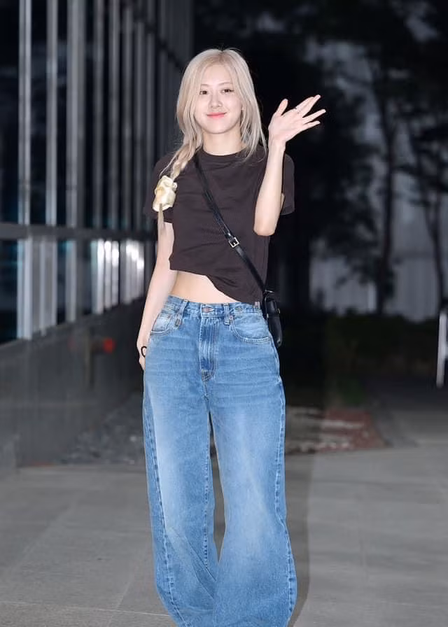 Trang phục đơn giản với áo crop-top cùng quần jeans dáng suông được Rosé lựa chọn. Trang phục đơn giản với áo crop-top cùng quần jeans dáng suông được Rosé lựa chọn.