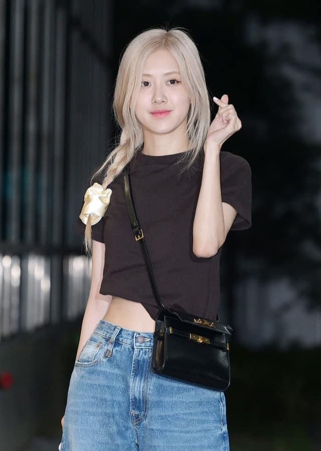 Giọng ca Gone khoe làn da đẹp không tì vết cùng kiểu tóc thắt bím.