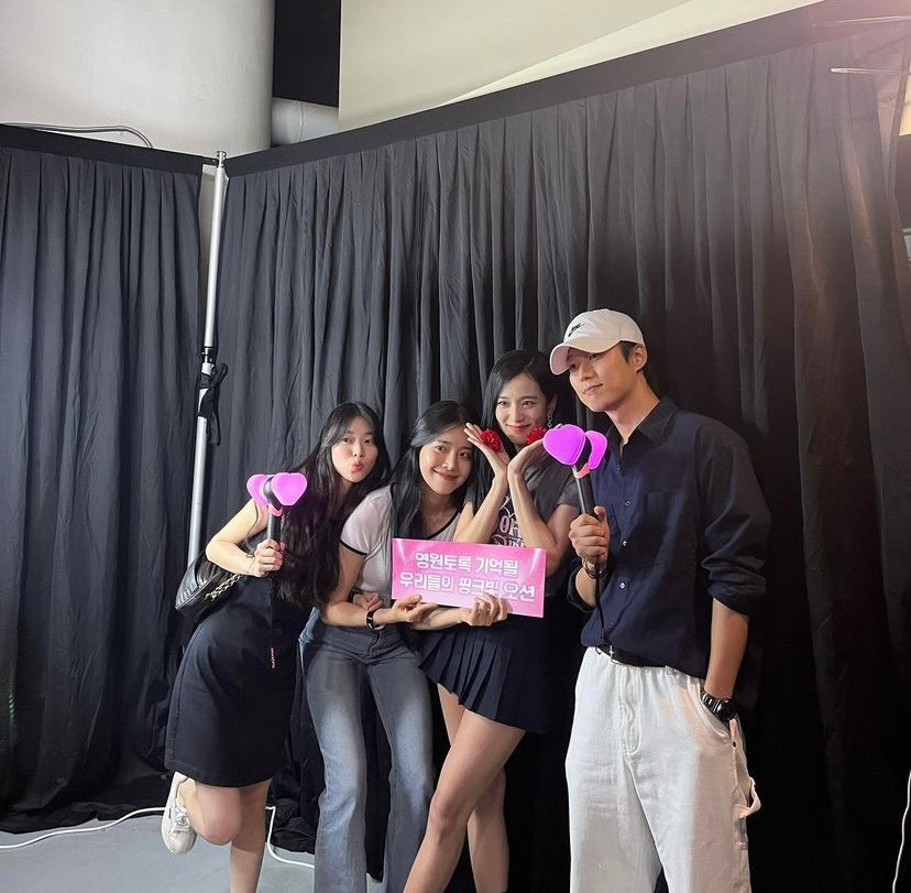 Bộ ba diễn viên Ahn Dong Go, Jung Shin Hye và Yi Seo hội ngộ cùng Jisoo sau thời gian dài. Bộ ba diễn viên Ahn Dong Go, Jung Shin Hye và Yi Seo hội ngộ cùng Jisoo sau thời gian dài.