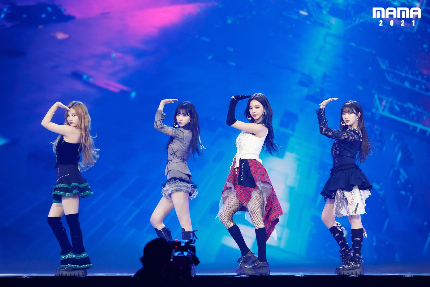 Màn biểu diễn của aespa không chỉ khiến người xem mãn nhãn mà còn bị choáng ngợp bởi độ công phu và chịu chi. - Ảnh: Korea Herald