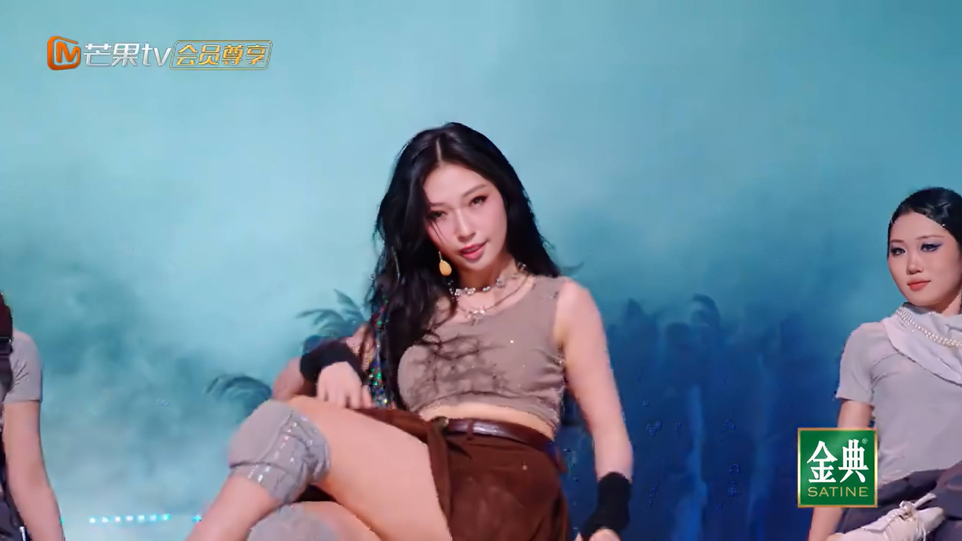 Khổng Tú Quỳnh cho thấy sự tiến bộ vượt bậc từ biểu cảm, vũ đạo. Khổng Tú Quỳnh cho thấy sự tiến bộ vượt bậc từ biểu cảm, vũ đạo.