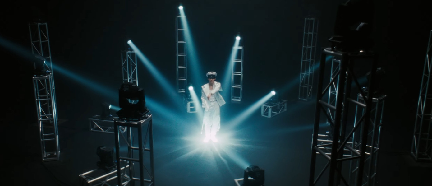 Các phân cảnh có mặt Hwarang chủ yếu được quay từ xa hoặc đứng trong đội hình nhóm. Các phân cảnh có mặt Hwarang chủ yếu được quay từ xa hoặc đứng trong đội hình nhóm.