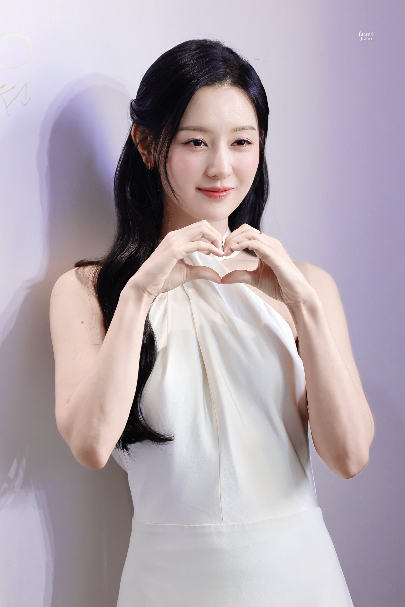 Cận cảnh làn da trắng sáng, đẹp không tì vết của Kim Ji Won ở tuổi 33.