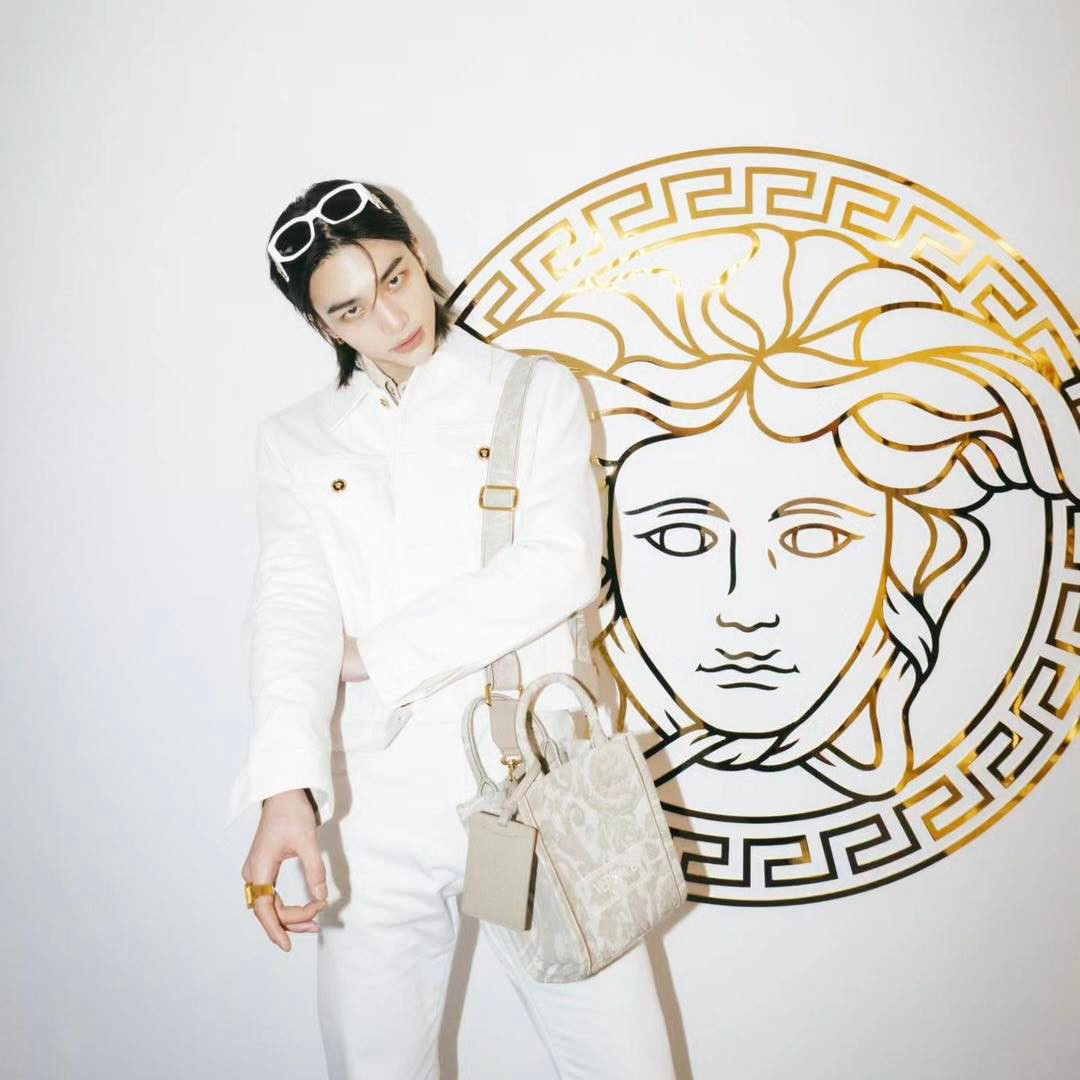 Hyunjin chính là Đại sứ toàn cầu người Hàn Quốc đầu tiên của Versace.