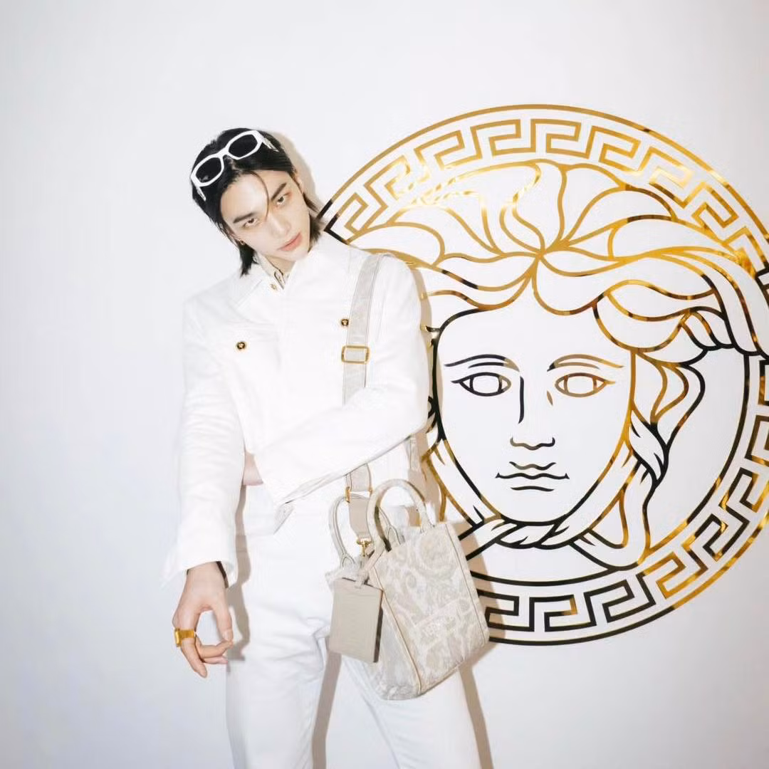 Hyunjin chính là Đại sứ toàn cầu người Hàn Quốc đầu tiên của Versace.