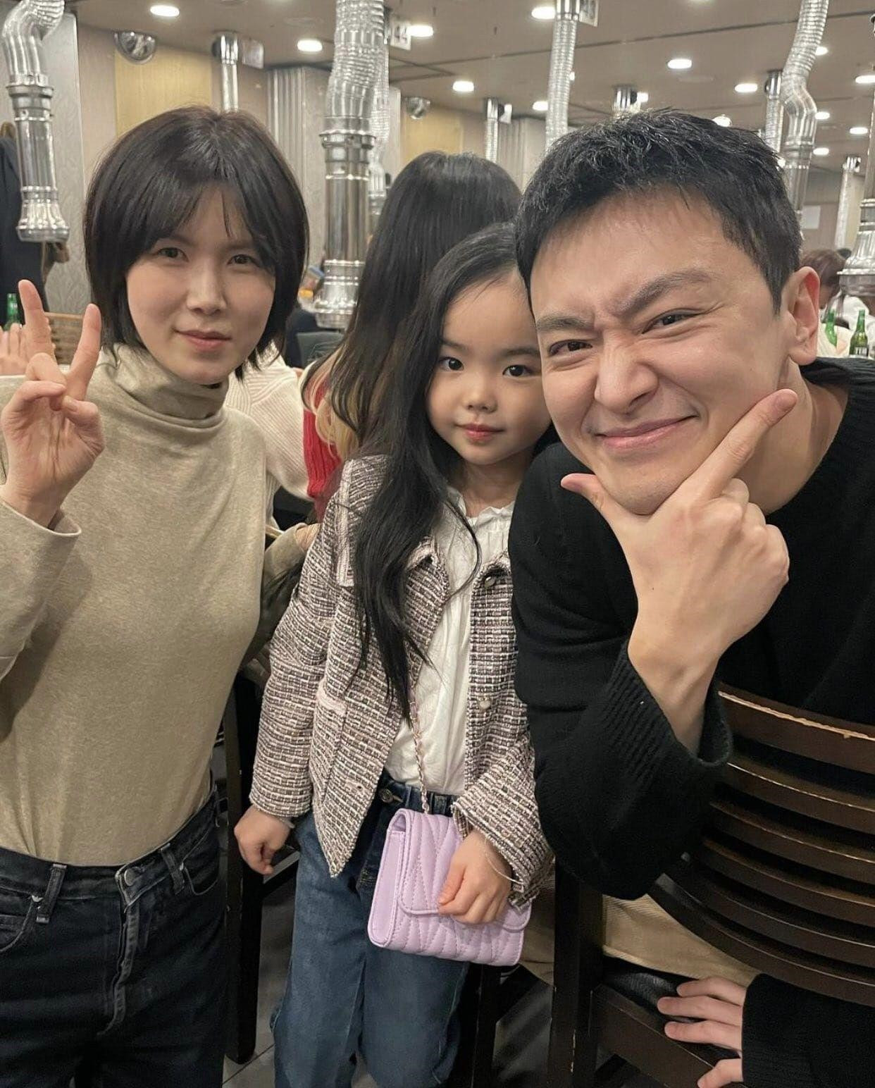 Diễn viên nhí Eun Seo chụp ảnh cùng "bố mẹ màn ảnh". Diễn viên nhí Eun Seo chụp ảnh cùng "bố mẹ màn ảnh".