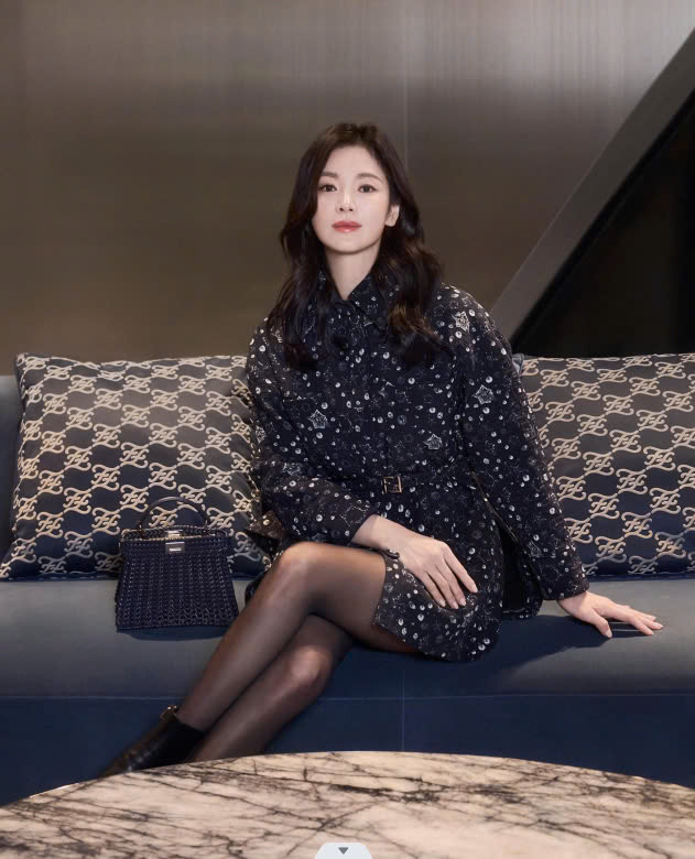 Từ thiết kế sang trọng đến phá cách, Song Hye Kyo đều "cân gọn", giúp cô xứng đáng với vị trí Đại sứ toàn cầu người Hàn Quốc đầu tiên của Fendi. Từ thiết kế sang trọng đến phá cách, Song Hye Kyo đều "cân gọn", giúp cô xứng đáng với vị trí Đại sứ toàn cầu người Hàn Quốc đầu tiên của Fendi.