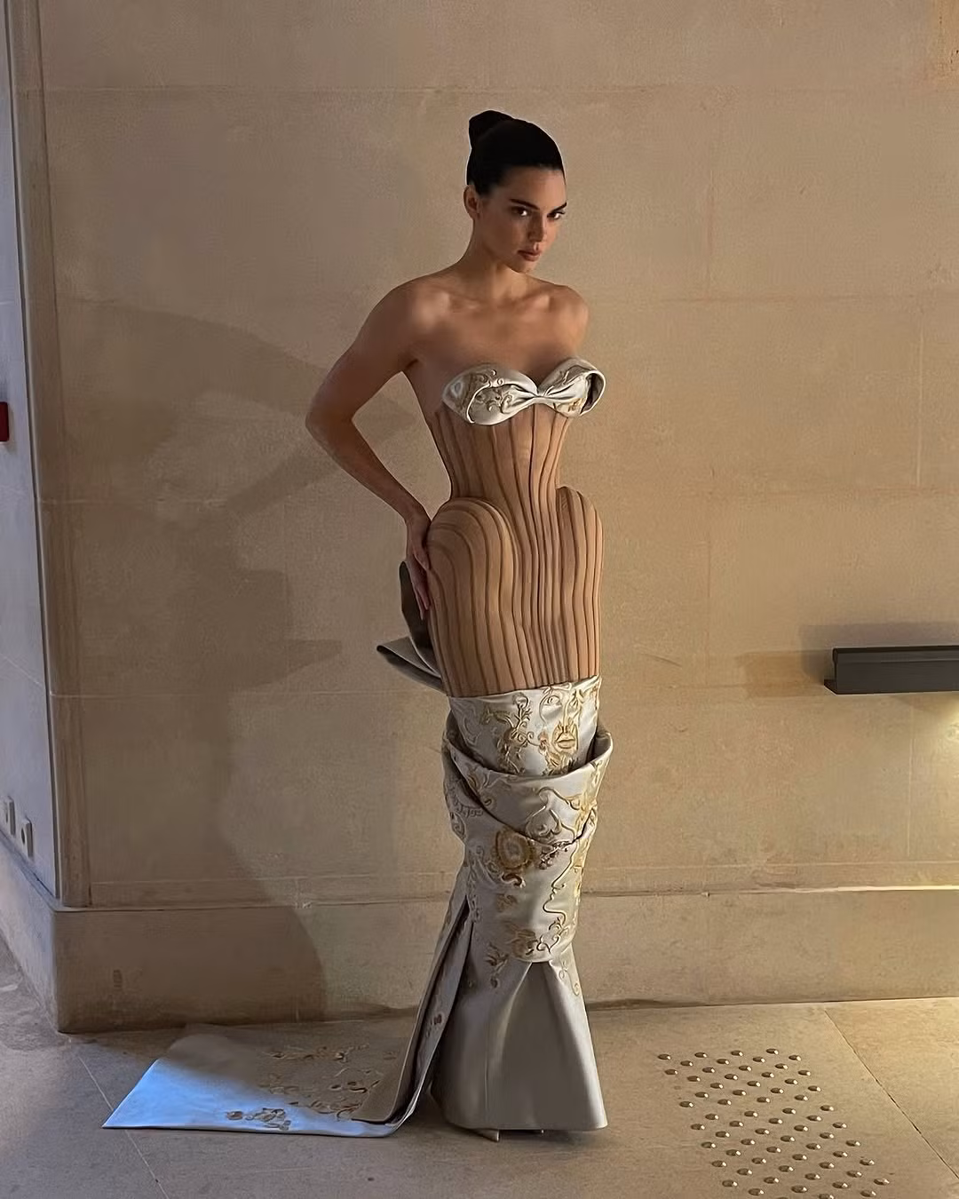 Đứng thứ tư trong danh sách là siêu mẫu Kendall Jenner, cô gây chú ý khi sải bước đầy tự tin trên sàn diễn của Schiaparelli vào ngày 27/1.