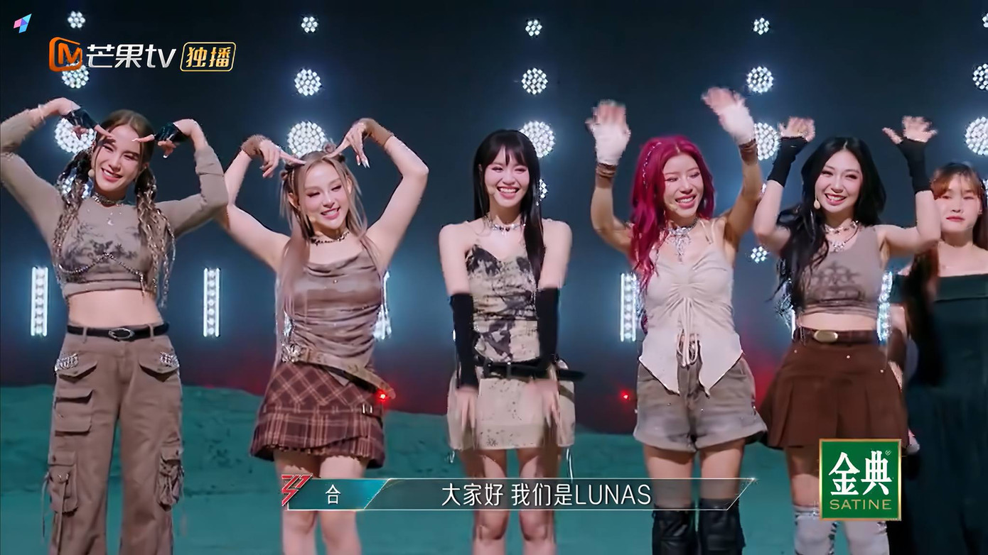 Các cô gái gửi lời chào tới khán giả. Các cô gái gửi lời chào tới khán giả.