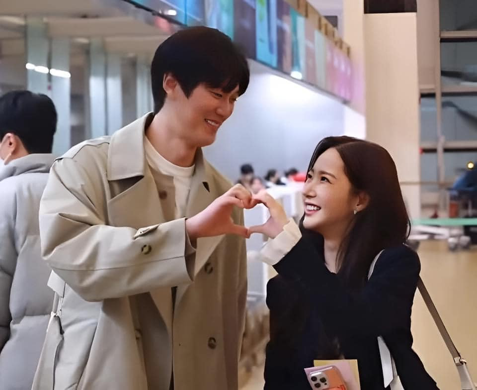 Tương tác đáng yêu nhưng cũng ngại ngùng của Park Min Young - Na In Woo tại sân bay Incheon làm fan phim "quắn quéo". Tương tác đáng yêu nhưng cũng ngại ngùng của Park Min Young - Na In Woo tại sân bay Incheon làm fan phim "quắn quéo".