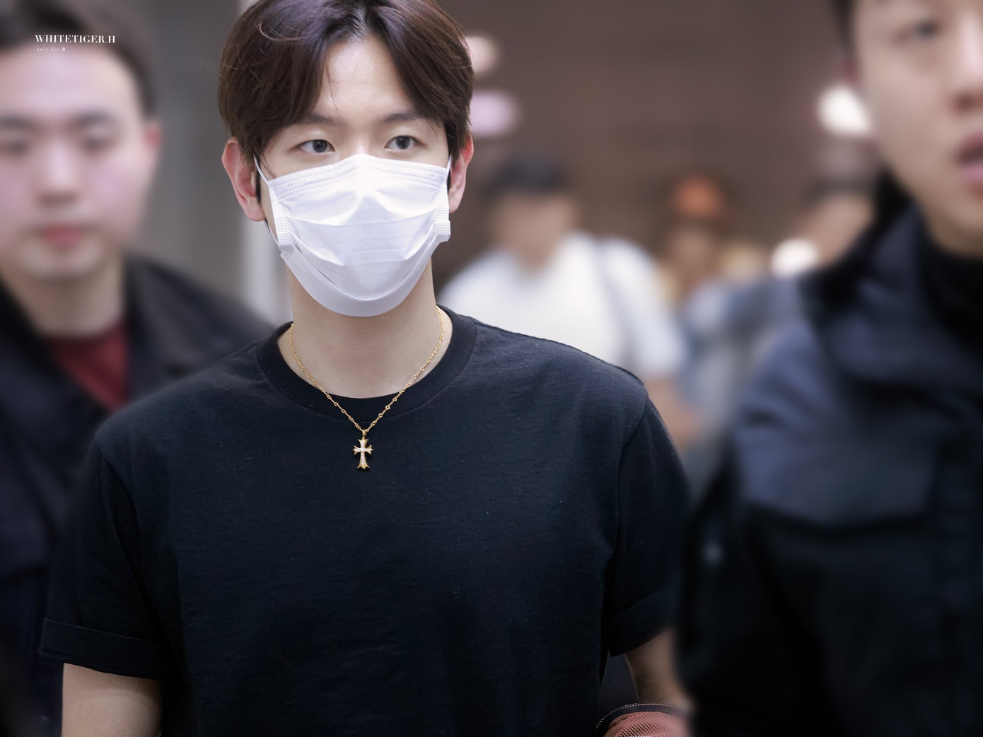 Kể cả lớp khẩu trang cũng không thể làm lu mờ nhan sắc của Baekhyun. Kể cả lớp khẩu trang cũng không thể làm lu mờ nhan sắc của Baekhyun.