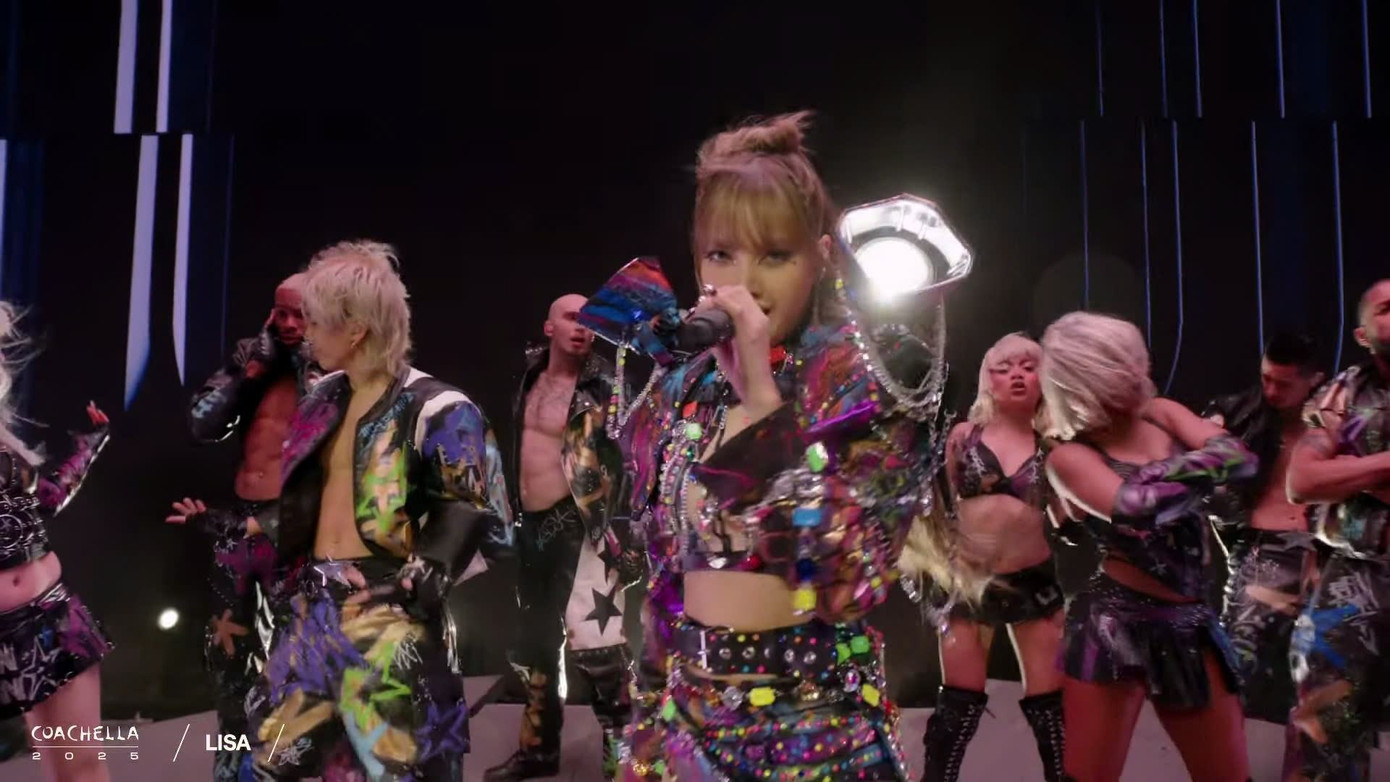 Lisa mạnh tay đầu tư về khoản trang phục khi đứng trên sân khấu Coachella. Lisa mạnh tay đầu tư về khoản trang phục khi đứng trên sân khấu Coachella.
