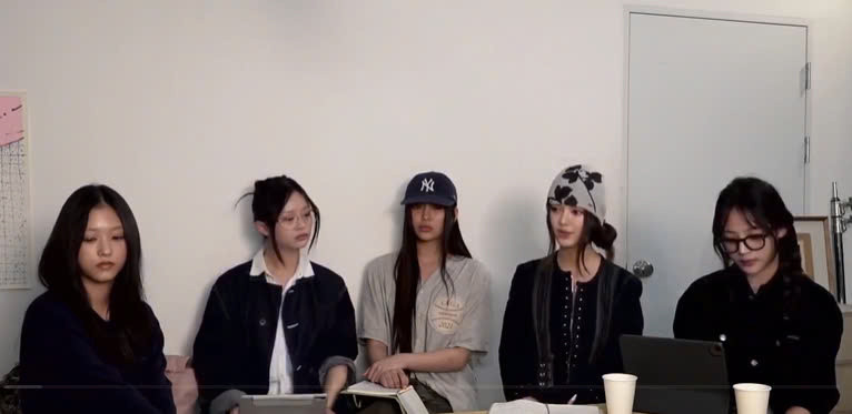 Không khí nặng nề bao trùm livestream, kéo dài khoảng 20 phút. Không khí nặng nề bao trùm livestream, kéo dài khoảng 20 phút.