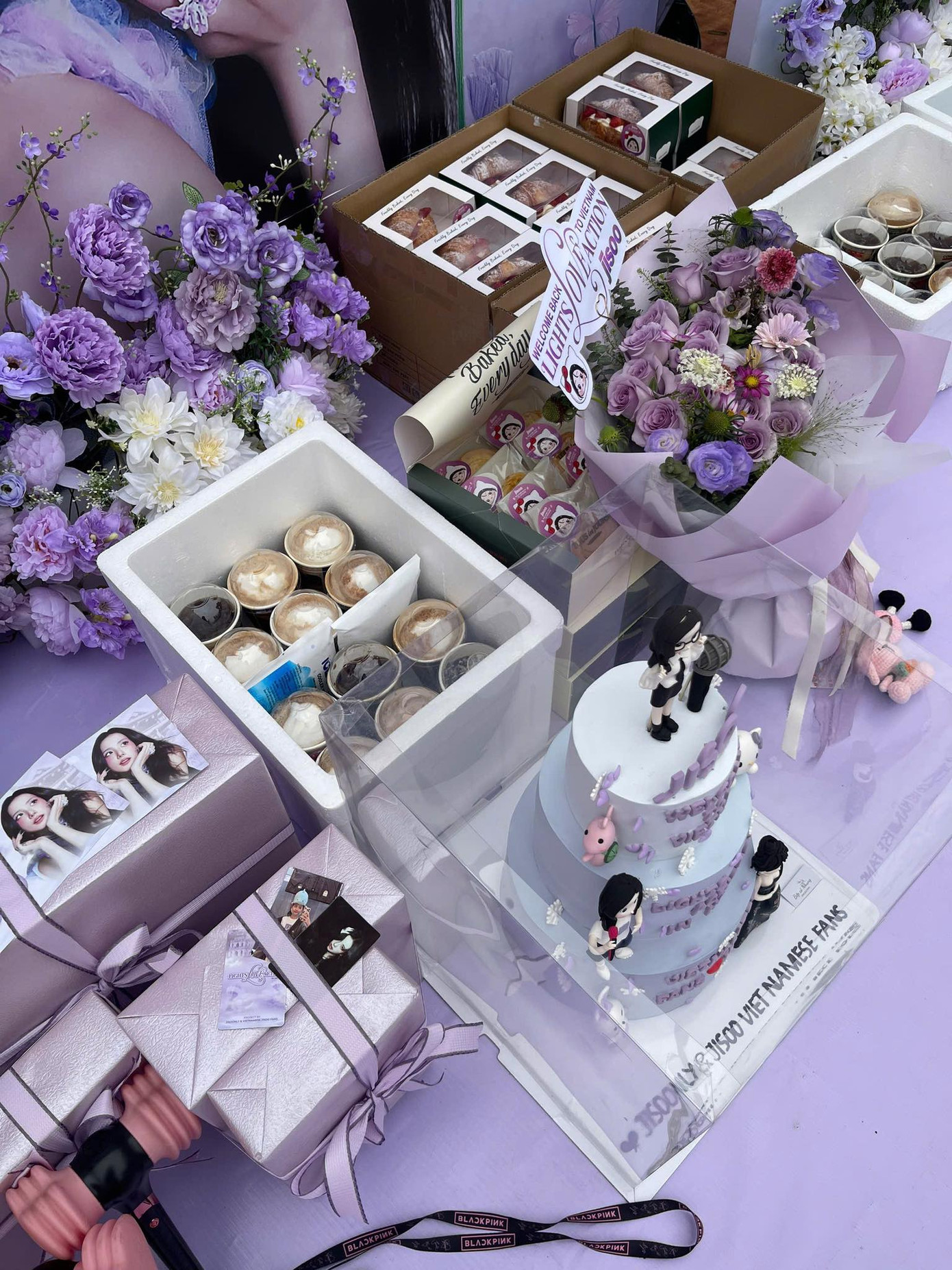 Các phần quà này đã được trao tận tay tới Jisoo và phía ê-kíp của cô.