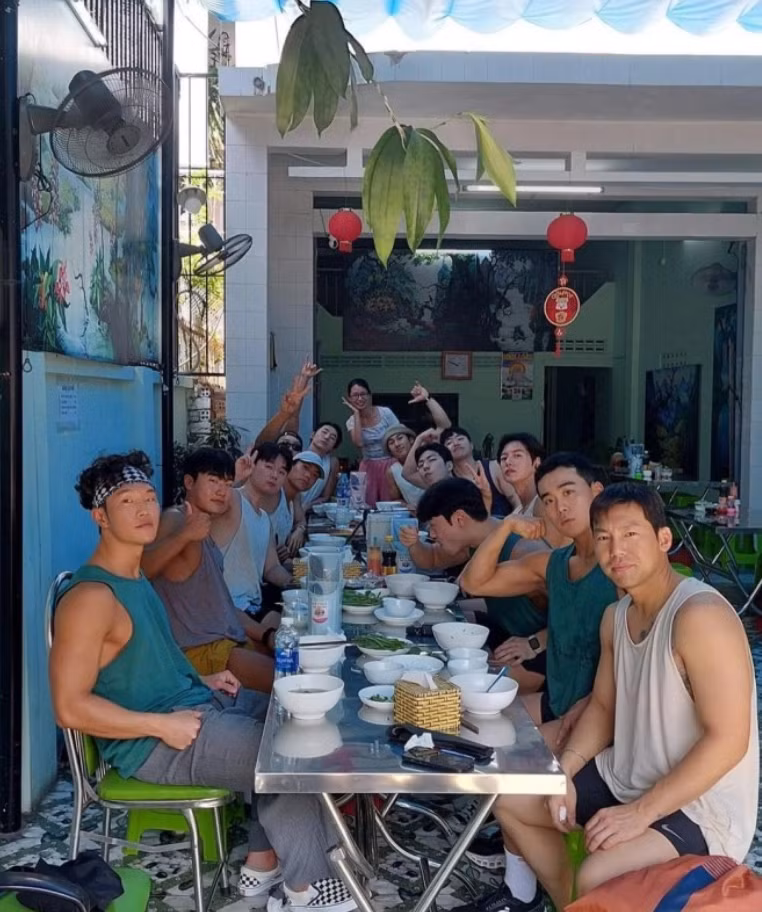 Nam diễn viên trải nghiệm bữa cơm đơn giản đậm chất Việt Nam.