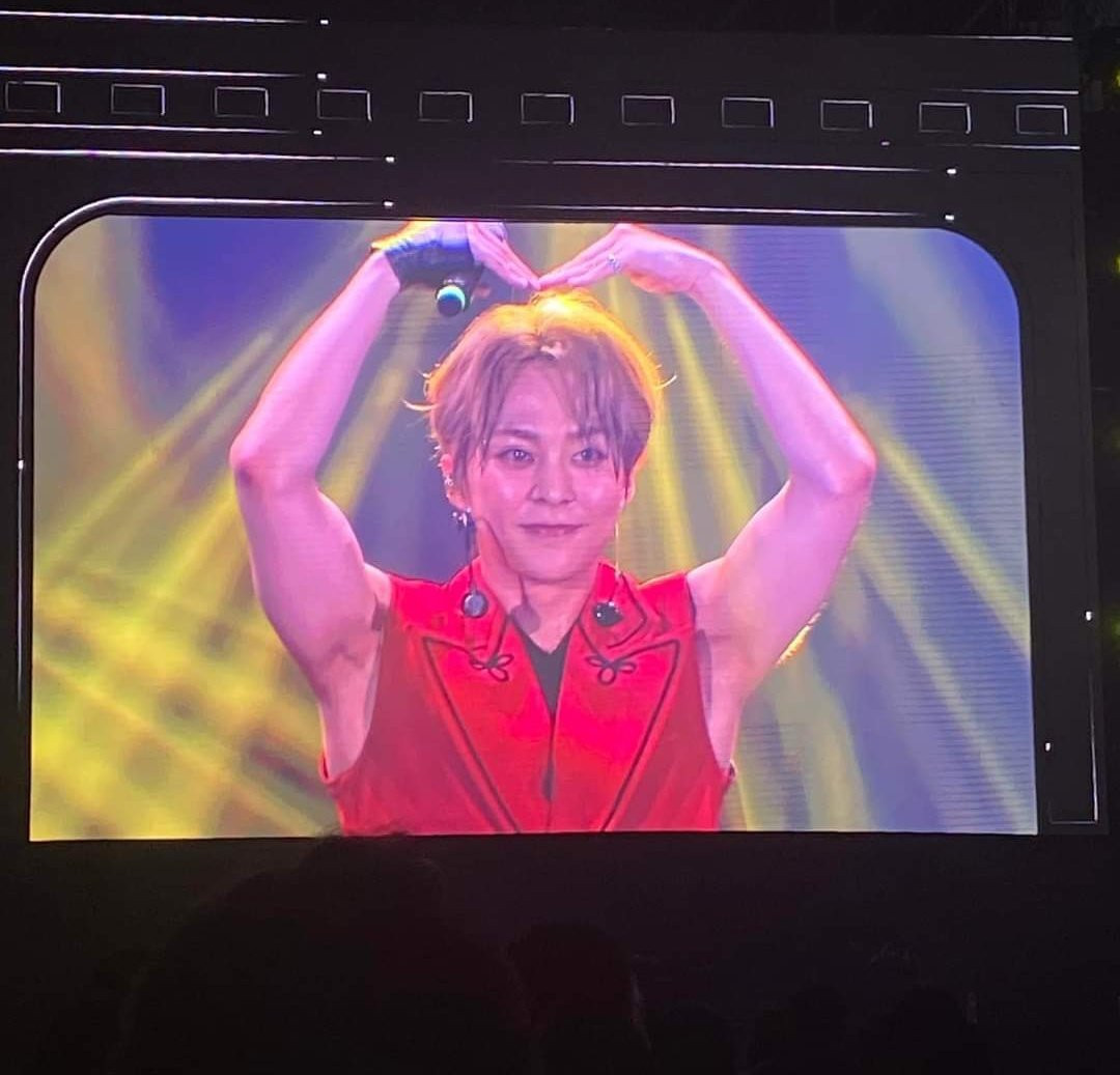 Anh "thả thính" khán giả bằng những cử chỉ đáng yêu. Anh "thả thính" khán giả bằng những cử chỉ đáng yêu.