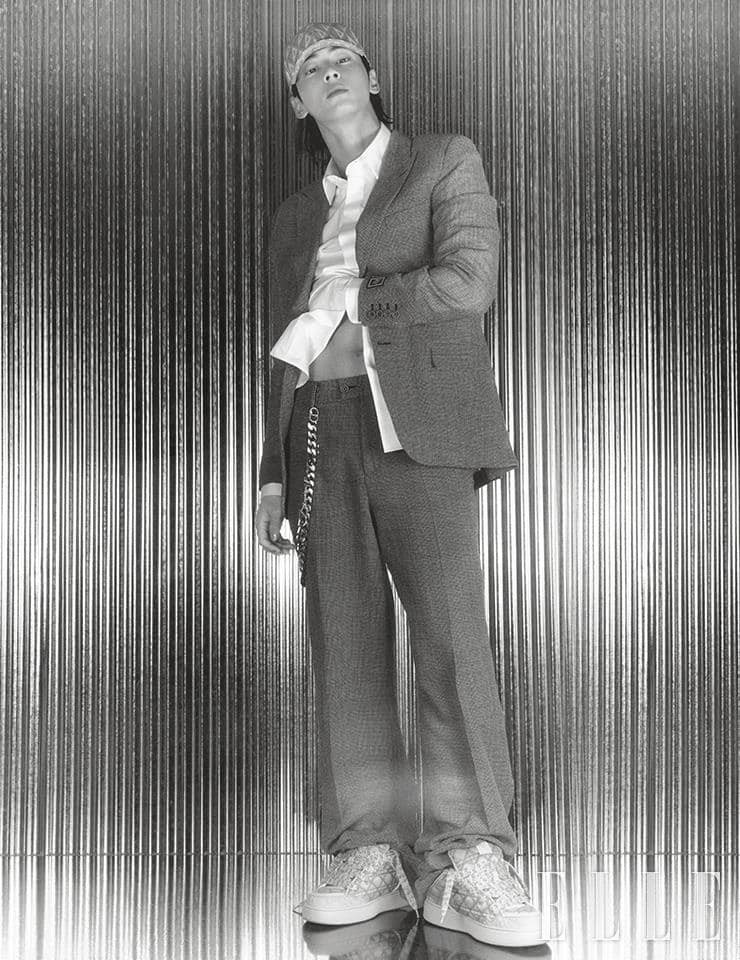 "Thiên tài gương mặt" một lần nữa khoe cơ bụng đầy quyến rũ trên tạp chí.