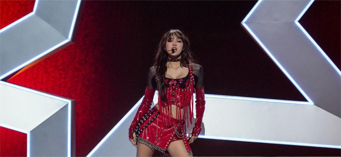 Kỹ năng trình diễn solo của Lisa tại VMAs 2024 được đánh giá cao, cô làm chủ sân khấu và tận hưởng từng khoảnh khắc. Kỹ năng trình diễn solo của Lisa tại VMAs 2024 được đánh giá cao, cô làm chủ sân khấu và tận hưởng từng khoảnh khắc.