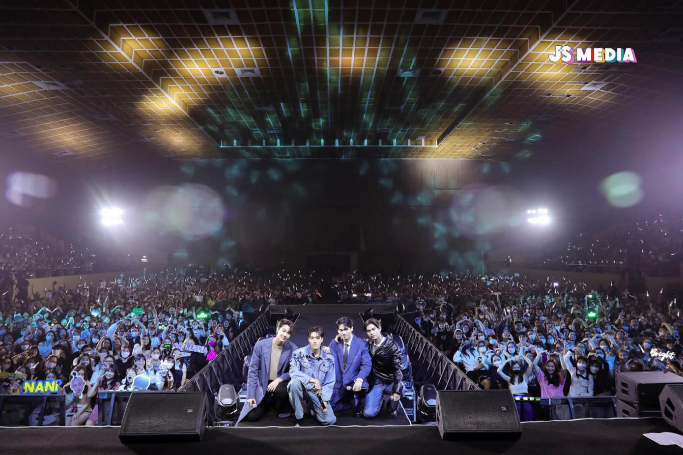 F4 chụp hình kỷ niệm cùng người hâm mộ.