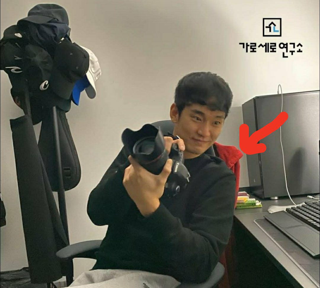 Nhiều netizen chỉ ra chiếc áo màu đỏ xuất hiện phía sau lưng Kim Soo Hyun trong bức ảnh trùng khớp với chiếc áo mà Kim Sae Ron từng mặc trước đó. Nhiều netizen chỉ ra chiếc áo màu đỏ xuất hiện phía sau lưng Kim Soo Hyun trong bức ảnh trùng khớp với chiếc áo mà Kim Sae Ron từng mặc trước đó.