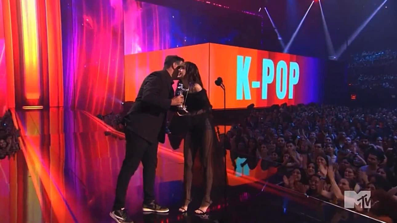 Khi được MC xướng tên, Lisa không giấu nổi cảm xúc bất ngờ và hạnh phúc. Khi được MC xướng tên, Lisa không giấu nổi cảm xúc bất ngờ và hạnh phúc.