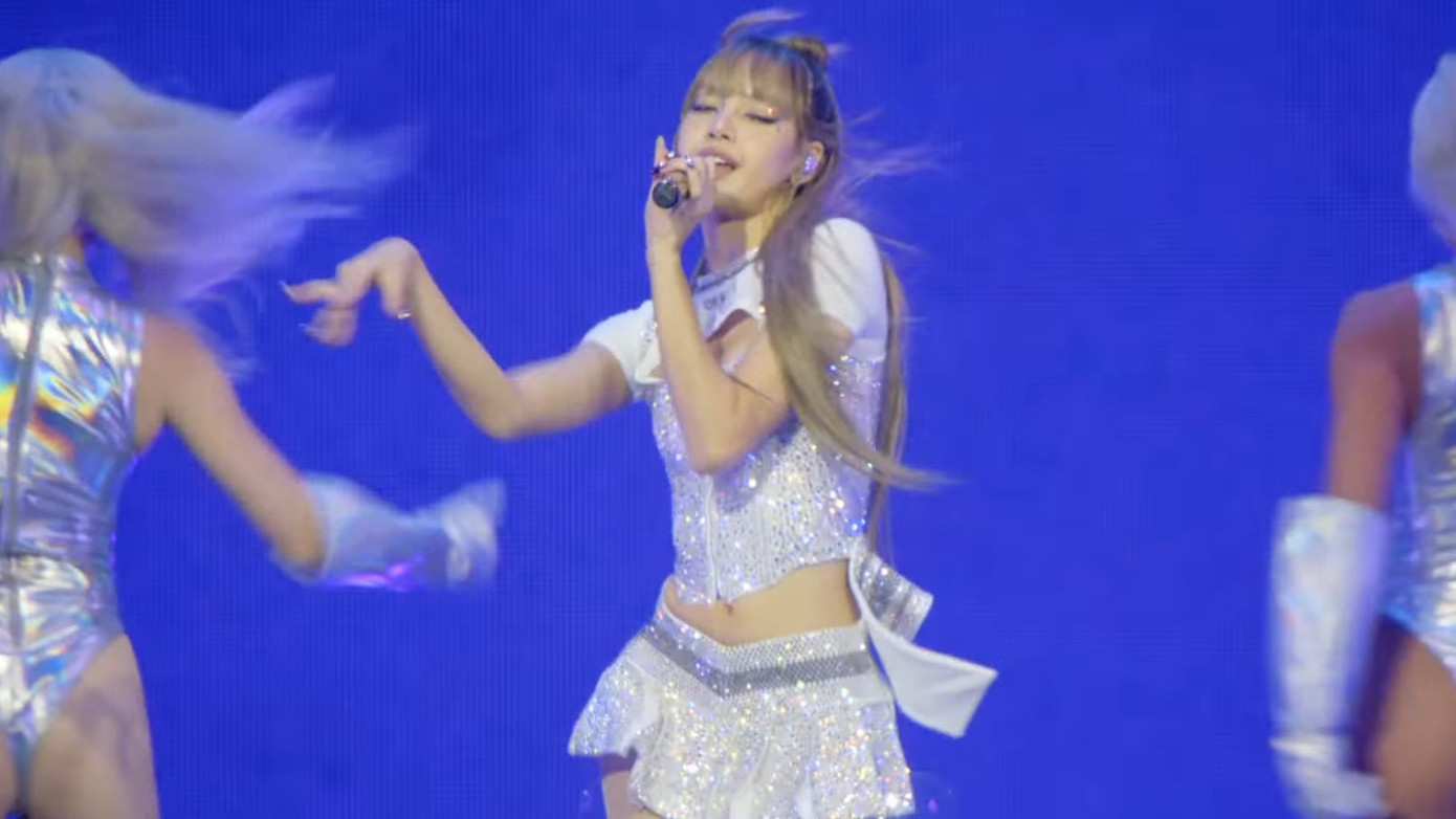 Lisa mạnh tay đầu tư về khoản trang phục khi đứng trên sân khấu Coachella. Lisa mạnh tay đầu tư về khoản trang phục khi đứng trên sân khấu Coachella.