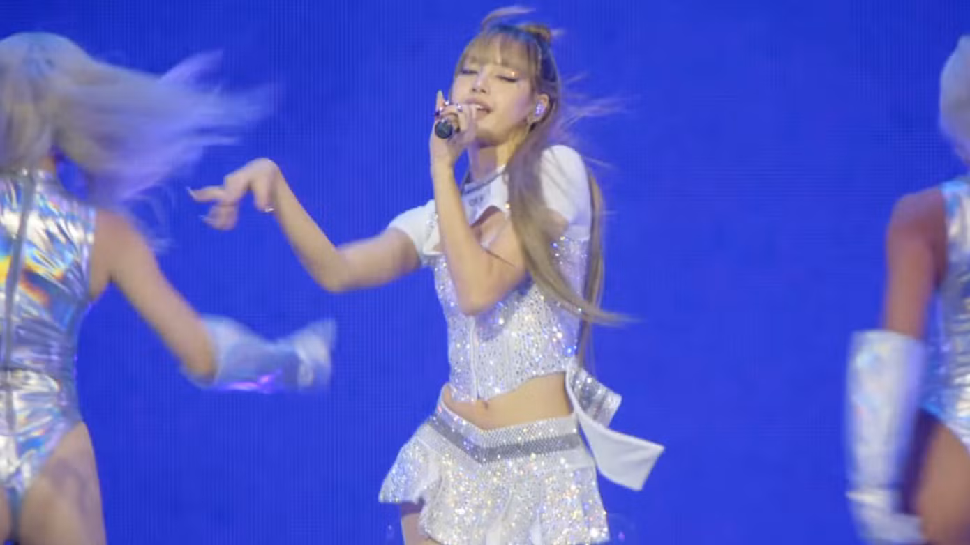 Lisa mạnh tay đầu tư về khoản trang phục khi đứng trên sân khấu Coachella.