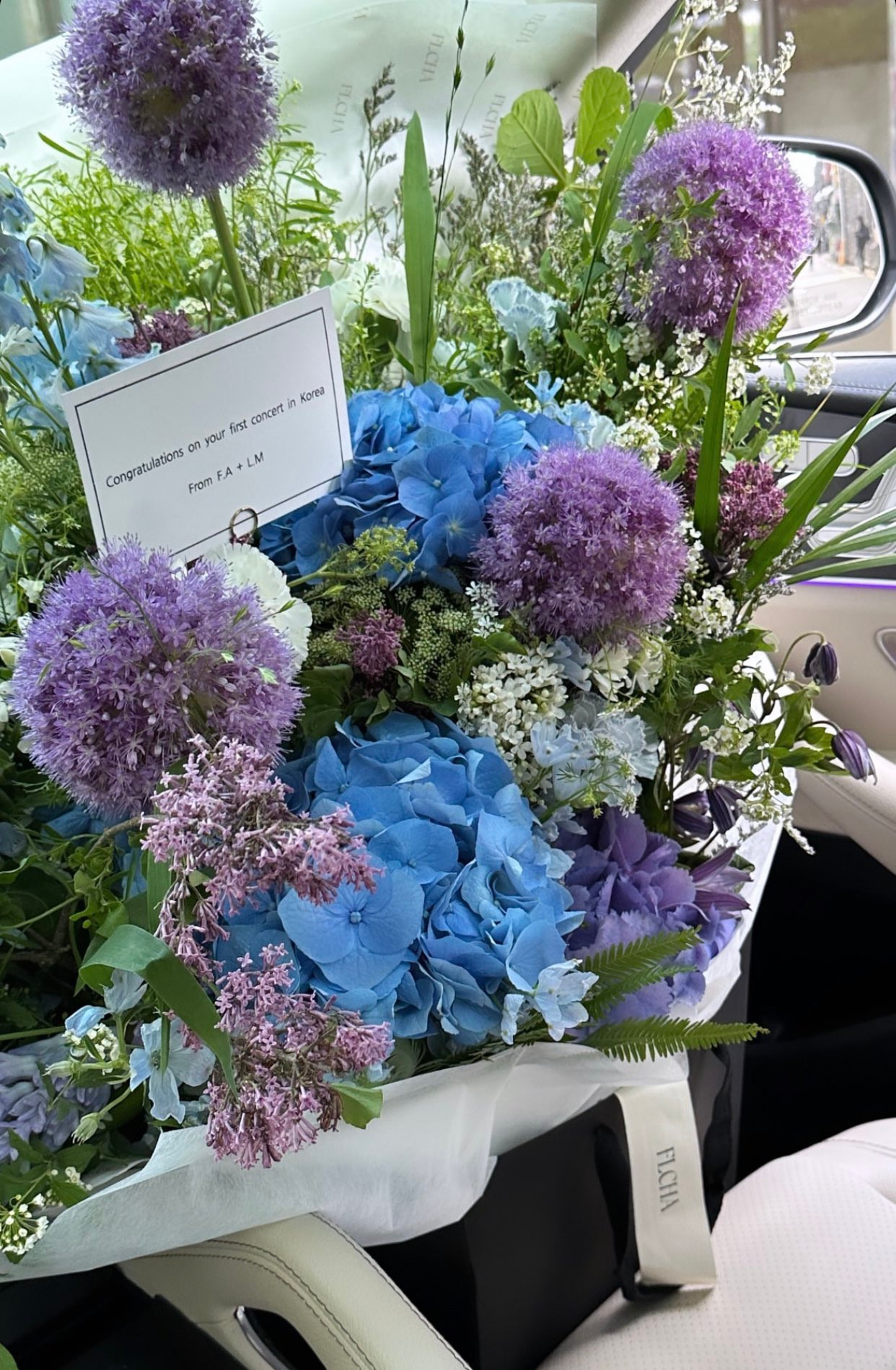 Cận cảnh bó hoa chúc mừng của cặp đôi. Cận cảnh bó hoa chúc mừng của cặp đôi.