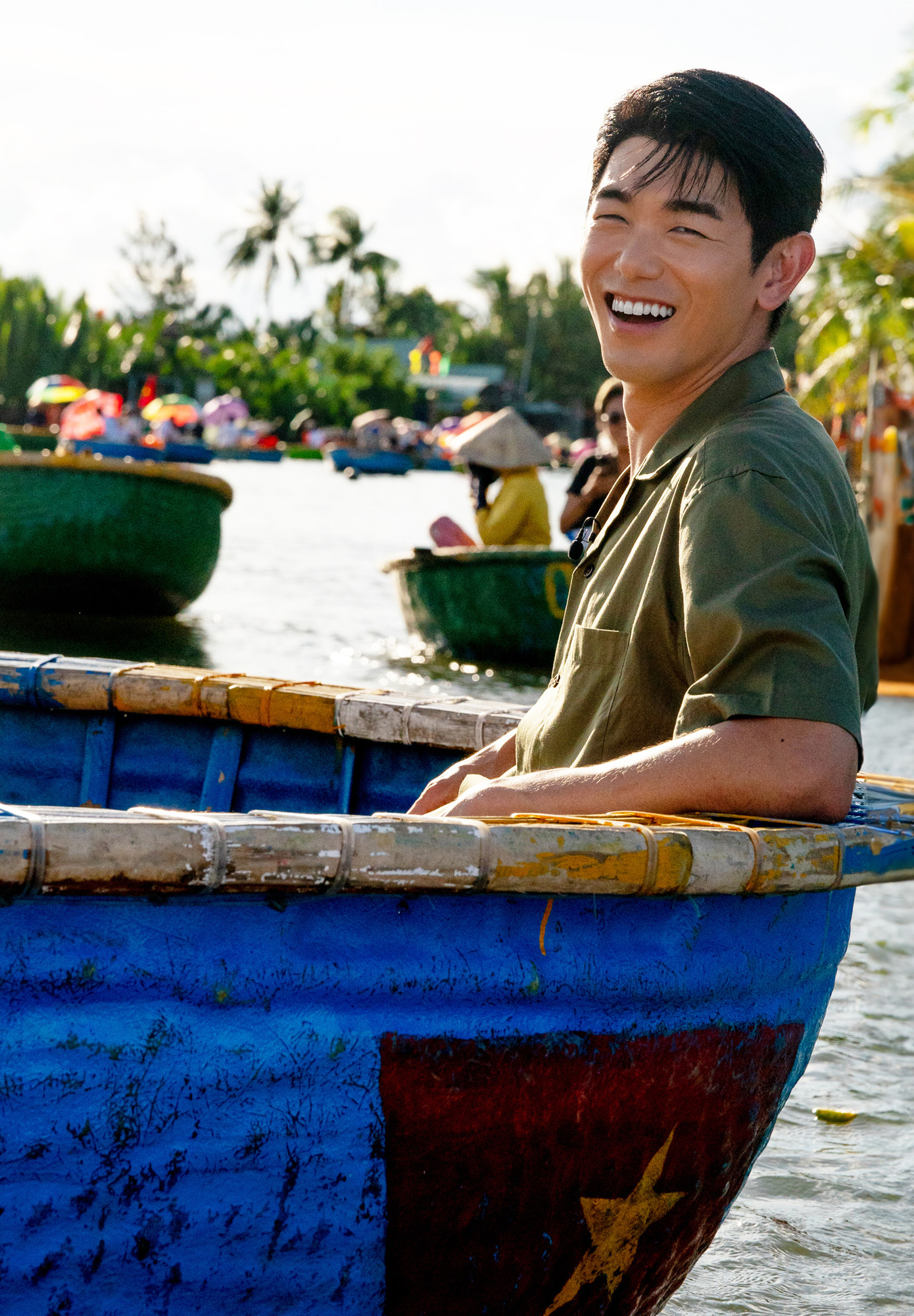 Eric Nam thích thú với trải nghiệm ngồi thuyền thúng tại Hội An.