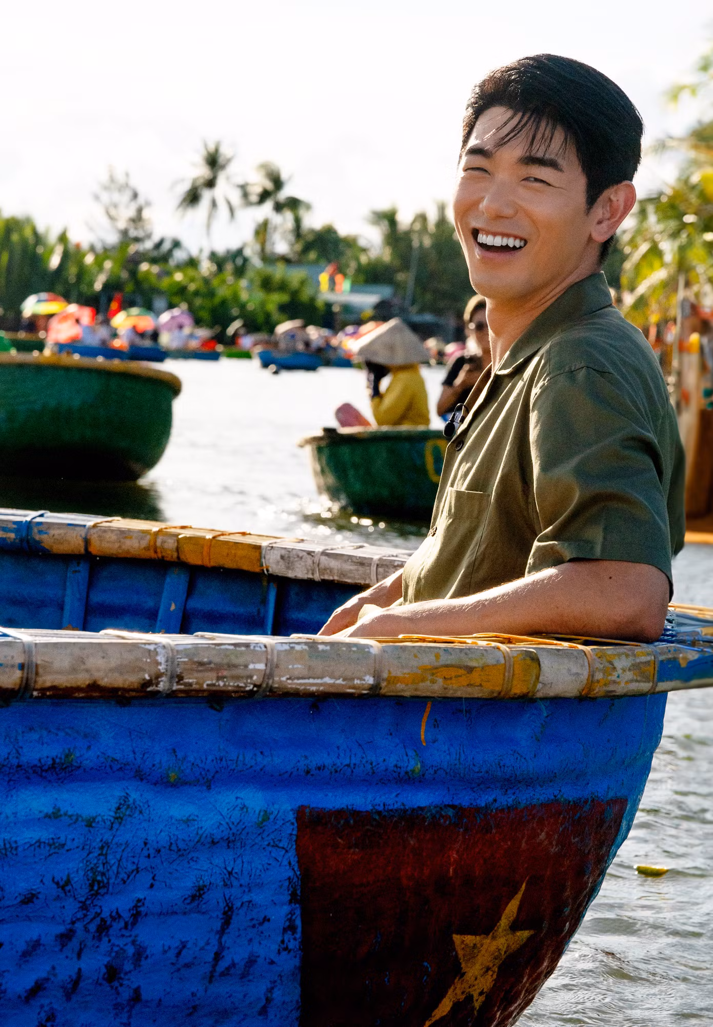 Eric Nam thích thú với trải nghiệm ngồi thuyền thúng tại Hội An.