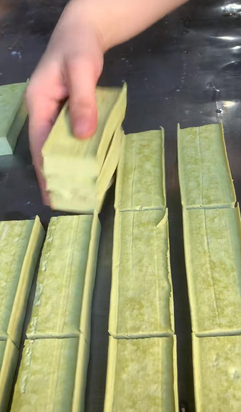 Đậu phụ matcha gây "bão mạng" bởi sự kết hợp lạ, ít ai ngờ đến. Không ít netizen tỏ ra hứng thú và thi nhau "truy tìm" info địa chỉ mua hàng để trải nghiệm món ăn độc lạ này. - Ảnh: Beatvn Đậu phụ matcha gây "bão mạng" bởi sự kết hợp lạ, ít ai ngờ đến. Không ít netizen tỏ ra hứng thú và thi nhau "truy tìm" info địa chỉ mua hàng để trải nghiệm món ăn độc lạ này. - Ảnh: Beatvn