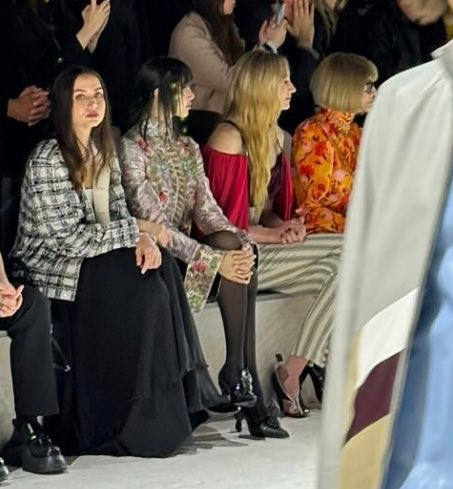 Nữ thần tượng ngồi hàng ghế đầu tại sự kiện, chăm chú quan sát bộ sưu tập mới của LV.