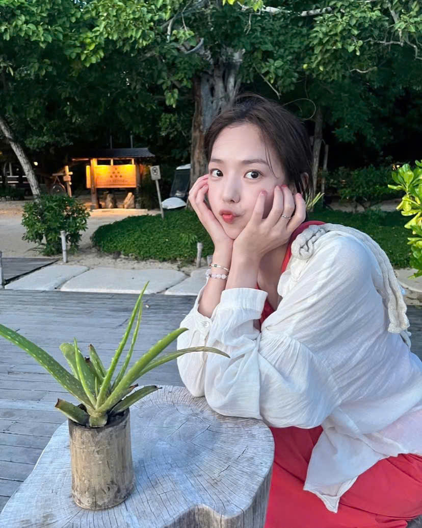 Cư dân mạng cảm thán nhìn những bức hình trên trang mạng xã hội của Chae Soo Bin vừa gần gũi, vừa giản dị mang đậm chất "bạn gái". Cư dân mạng cảm thán nhìn những bức hình trên trang mạng xã hội của Chae Soo Bin vừa gần gũi, vừa giản dị mang đậm chất "bạn gái".