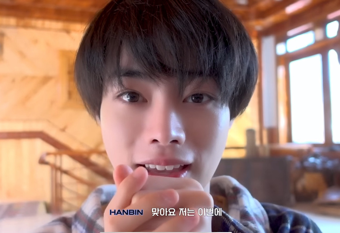 Background quen thuộc ở đầu video chính là nhà của Hanbin tại quê hương Yên Bái. Background quen thuộc ở đầu video chính là nhà của Hanbin tại quê hương Yên Bái.