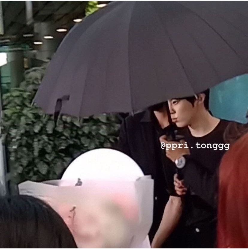 Kim Woo Seok trong trang phục đen tại sân bay. - Nguồn: ppri.tonggg