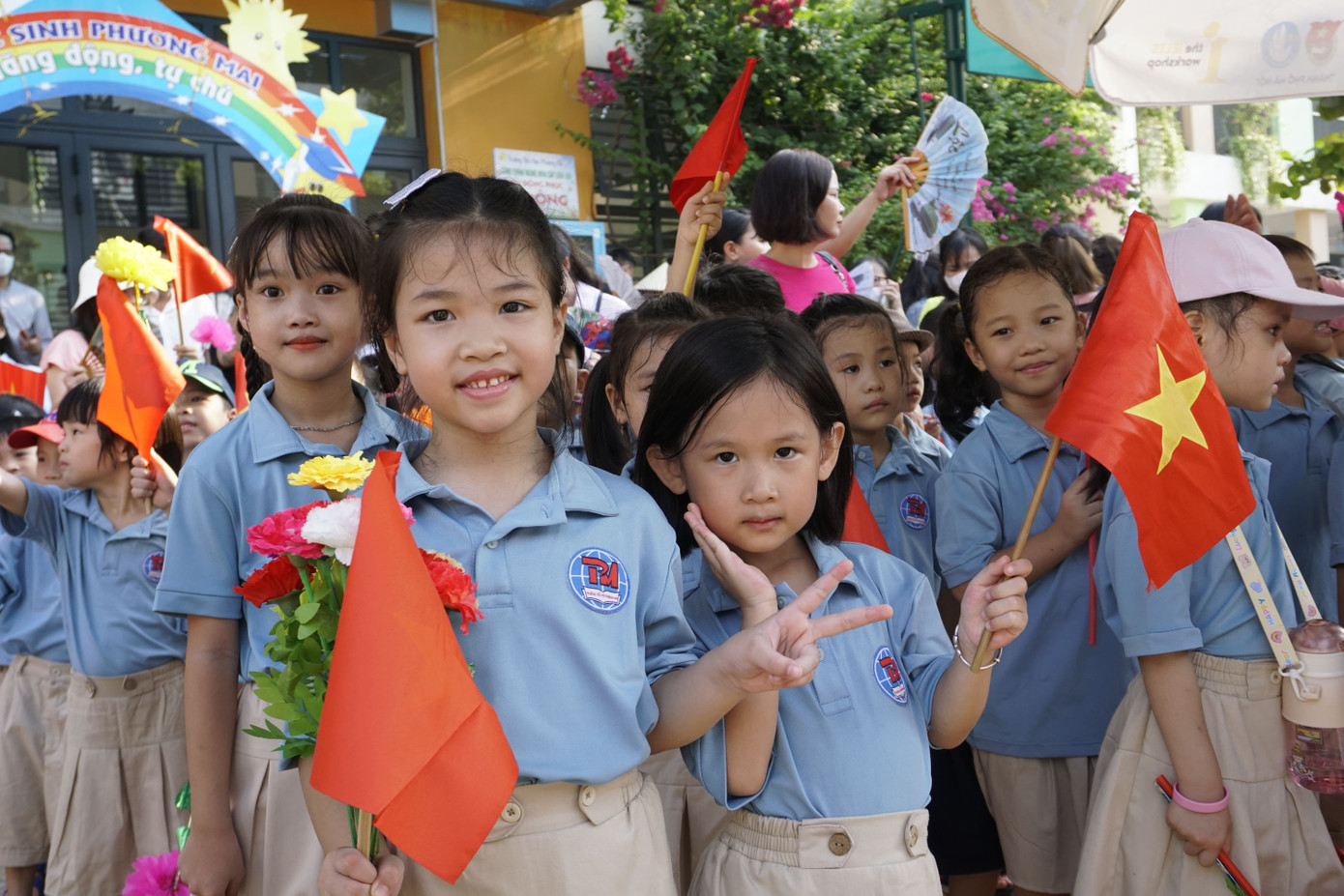 Niềm hân hoan hiện hữu trên gương mặt của các nhóc tì.