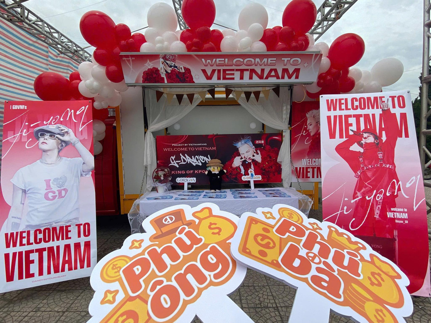 Booth-truck được trang hoàng theo tone màu đỏ trắng.