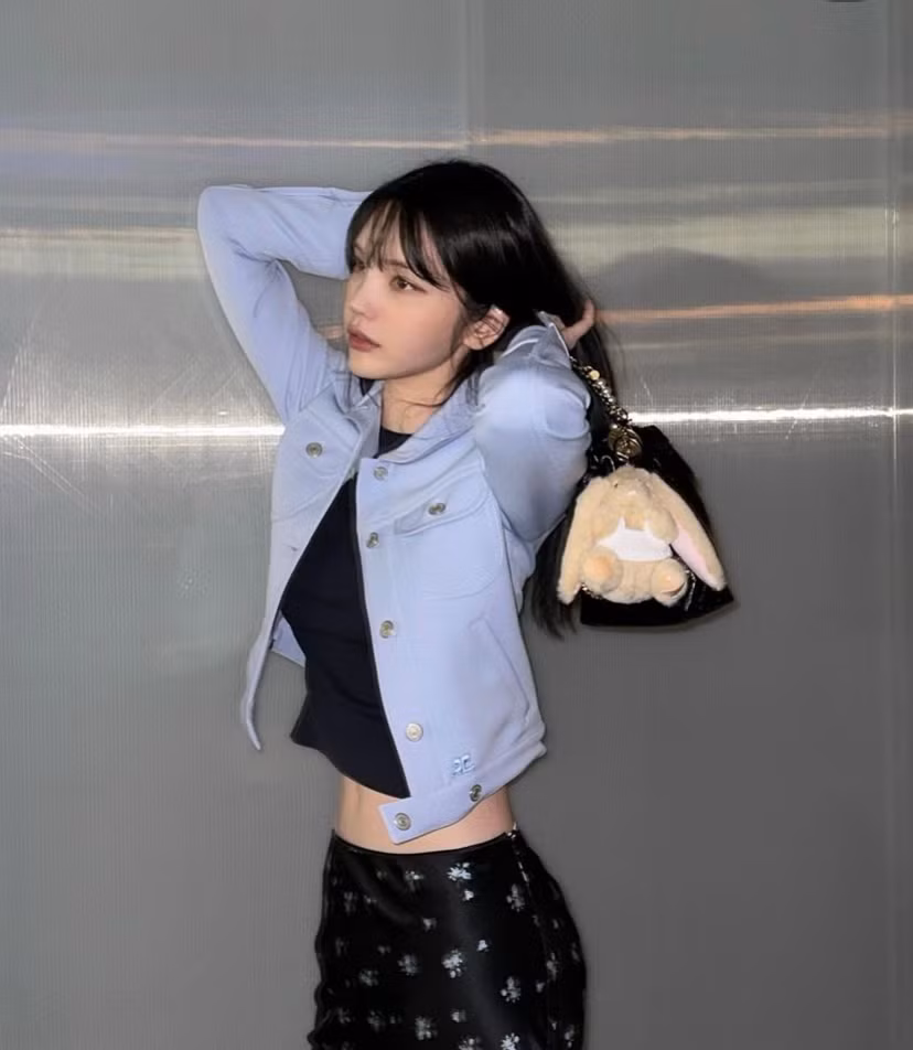 Cô thường ưu tiên chọn những trang phục khoe vòng eo thon.