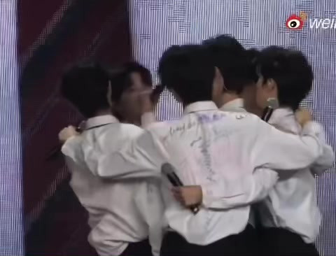 Mục Chỉ Thừa bị tắt mic trong lúc kích động hậu công bố T.O.P debut 6 người. Mục Chỉ Thừa bị tắt mic trong lúc kích động hậu công bố T.O.P debut 6 người.