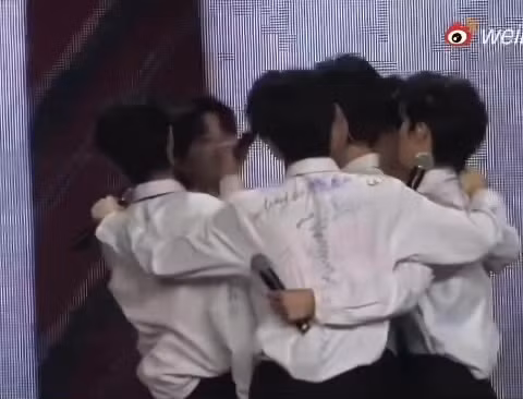 Mục Chỉ Thừa bị tắt mic trong lúc kích động hậu công bố T.O.P debut 6 người. Mục Chỉ Thừa bị tắt mic trong lúc kích động hậu công bố T.O.P debut 6 người.