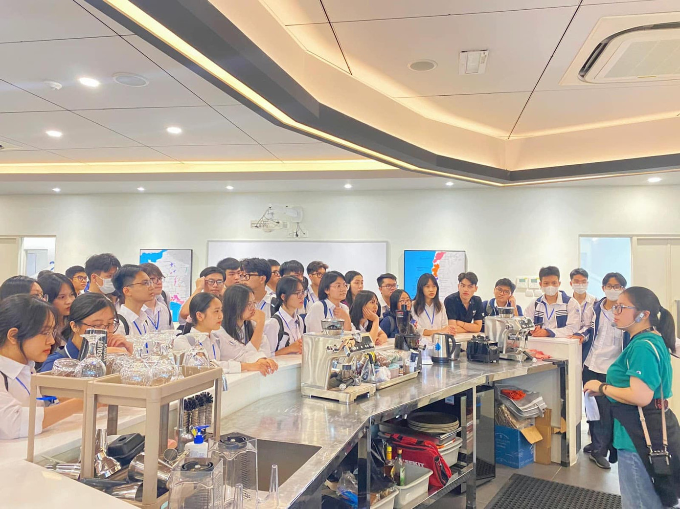 Chiếc căng-tin với không gian rộng rãi, thoáng mát, đủ để teen "bày binh bố trận" sau giờ ra chơi. (Ảnh: Page trường THPT Thăng Long). Chiếc căng-tin với không gian rộng rãi, thoáng mát, đủ để teen "bày binh bố trận" sau giờ ra chơi. (Ảnh: Page trường THPT Thăng Long).