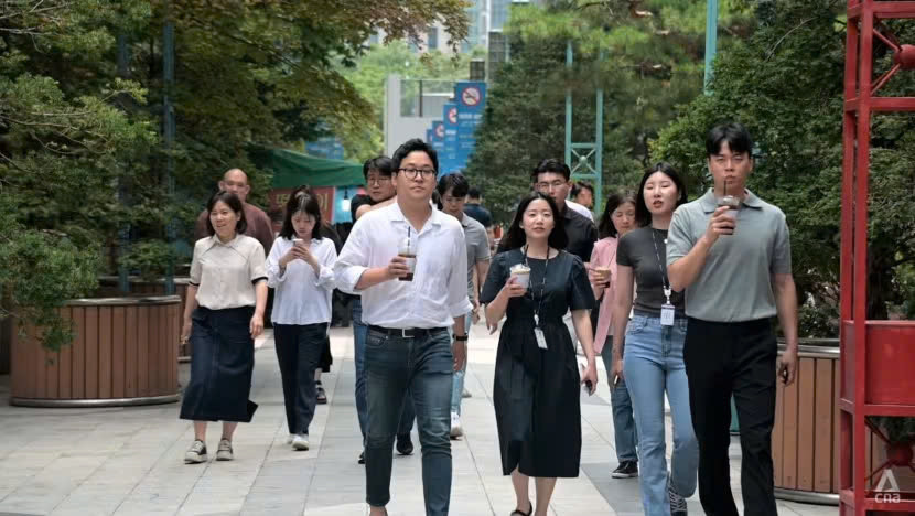 Vì áp lực cuộc sống, ngày càng có nhiều người trẻ tại Hàn Quốc lựa chọn sống độc thân. (Ảnh: CNA). Vì áp lực cuộc sống, ngày càng có nhiều người trẻ tại Hàn Quốc lựa chọn sống độc thân. (Ảnh: CNA).