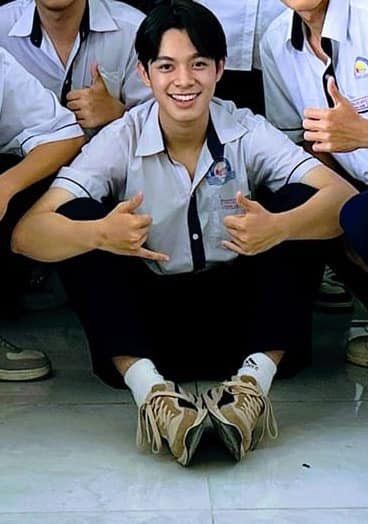 Nhiều hình ảnh pre-debut của Kien trong màu áo đồng phục trường THPT Nguyễn Trãi, Ninh Thuận.