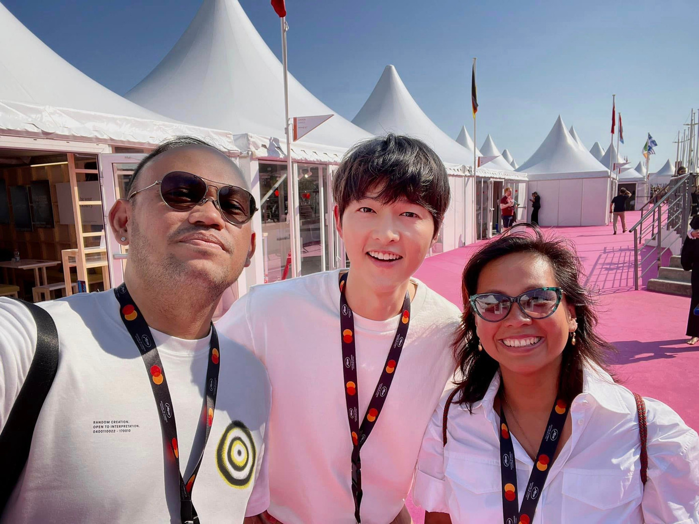 Song Joong Ki tươi tắn tại buổi quảng bá phim.