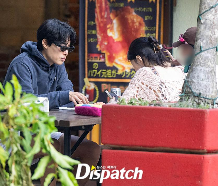 Trong khi So Hee không rời mắt khỏi điện thoại, Ryu Jun Yeol liên tục nhìn về phía bạn gái trong im lặng.