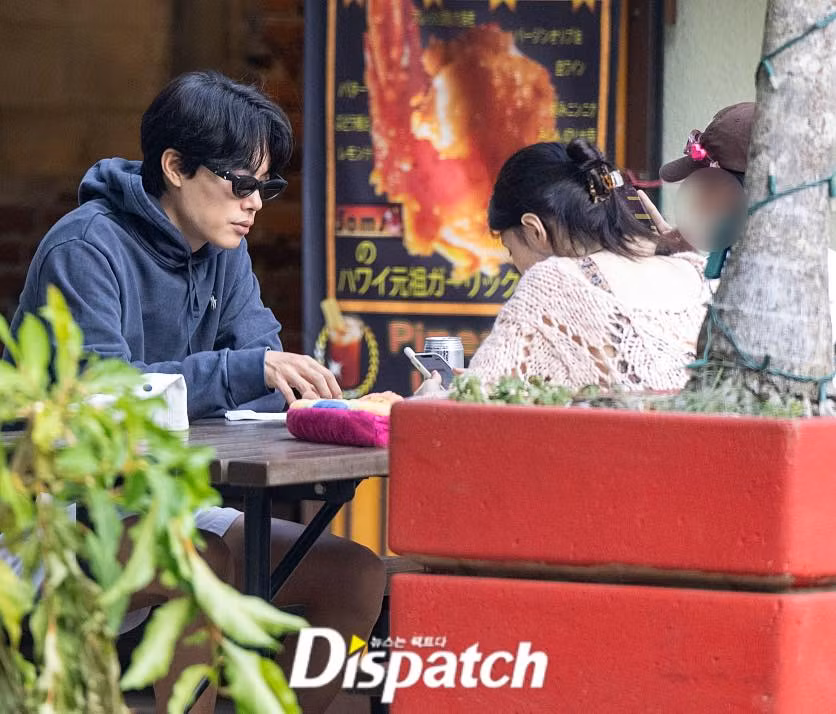 Trong khi So Hee không rời mắt khỏi điện thoại, Ryu Jun Yeol liên tục nhìn về phía bạn gái trong im lặng. Trong khi So Hee không rời mắt khỏi điện thoại, Ryu Jun Yeol liên tục nhìn về phía bạn gái trong im lặng.