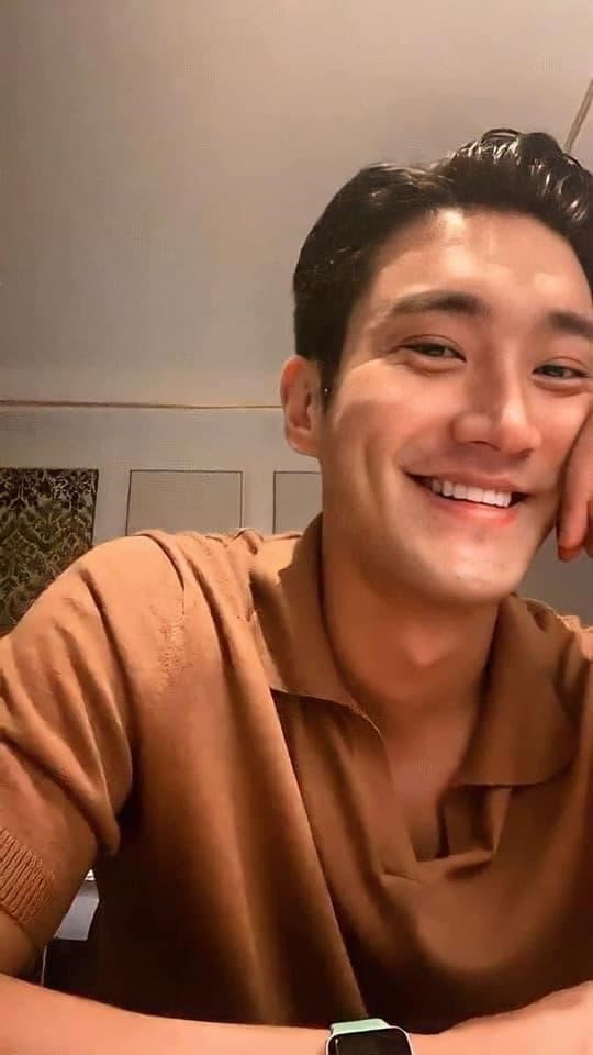 Sau khi về khách sạn, Siwon đã livestream để “an ủi” fan Việt. Sau khi về khách sạn, Siwon đã livestream để “an ủi” fan Việt.