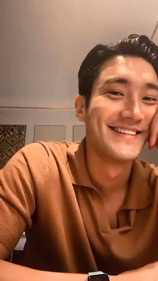 Sau khi về khách sạn, Siwon đã livestream để “an ủi” fan Việt.